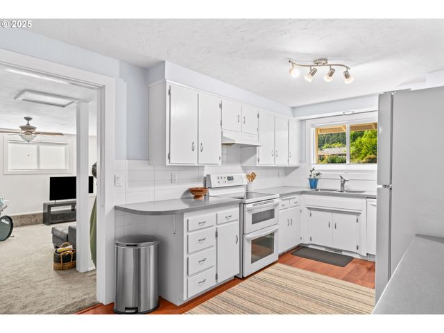 1490 CAROBELLE Ct, Cottage Grove, OR 97424