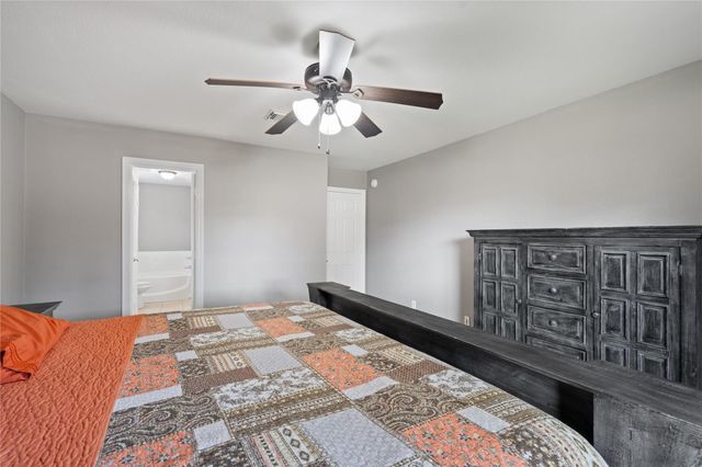 5127 Chase Park Circle, Bacliff, TX 77518