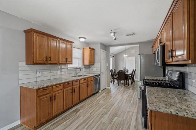 5127 Chase Park Circle, Bacliff, TX 77518
