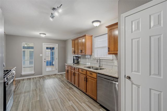 5127 Chase Park Circle, Bacliff, TX 77518