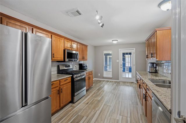 5127 Chase Park Circle, Bacliff, TX 77518