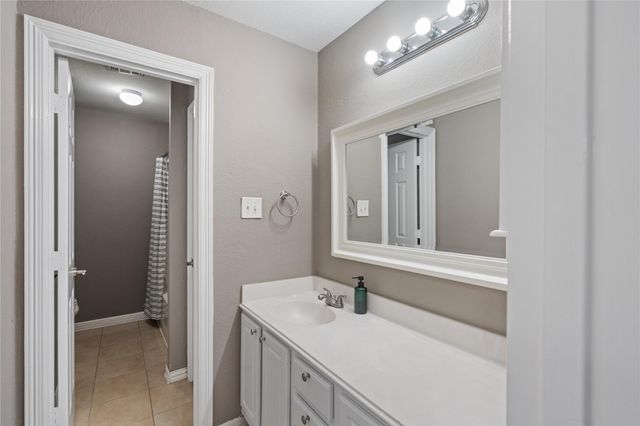 5127 Chase Park Circle, Bacliff, TX 77518