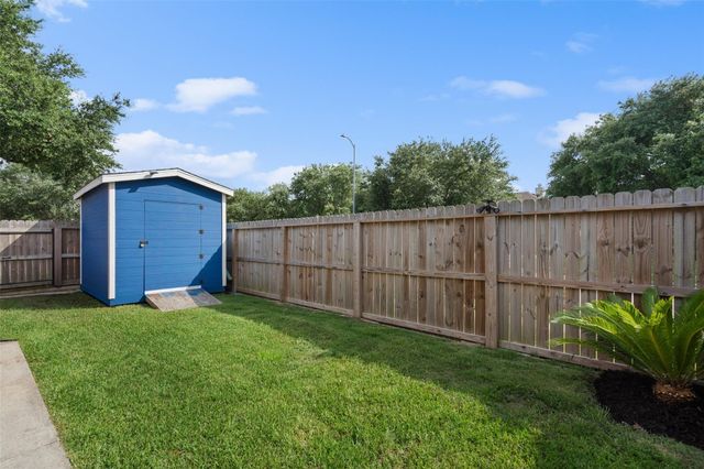 5127 Chase Park Circle, Bacliff, TX 77518