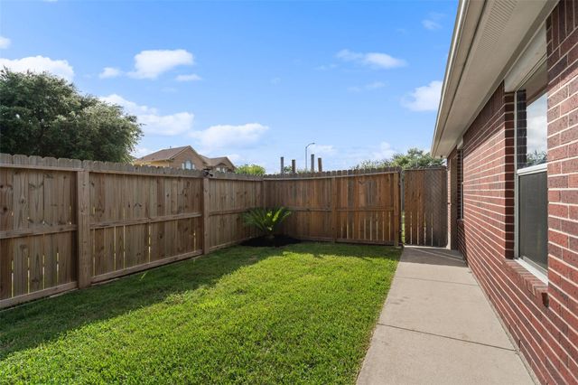 5127 Chase Park Circle, Bacliff, TX 77518