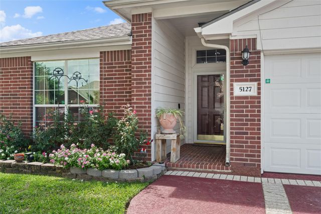 5127 Chase Park Circle, Bacliff, TX 77518