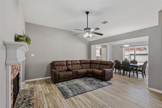 5127 Chase Park Circle, Bacliff, TX 77518