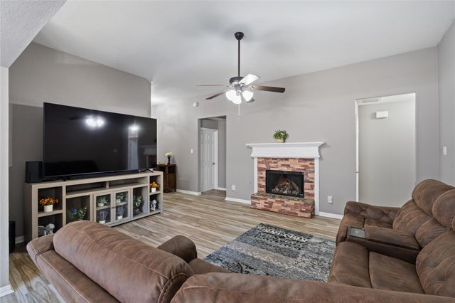 5127 Chase Park Circle, Bacliff, TX 77518