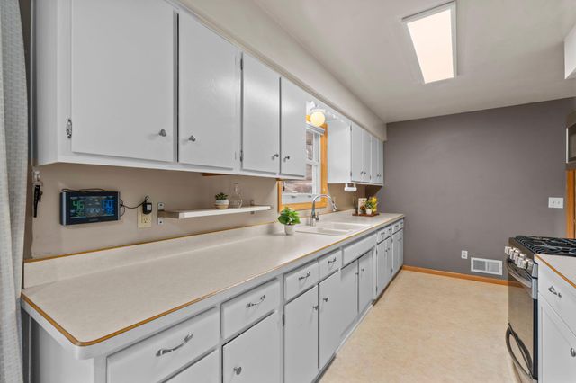 807 Rose Place, Roseville, MN 55113