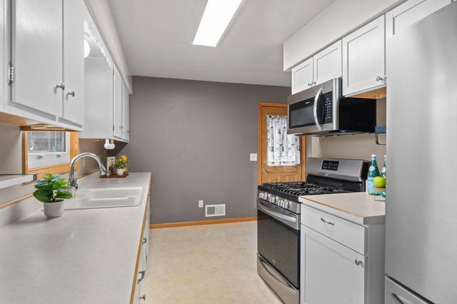 807 Rose Place, Roseville, MN 55113