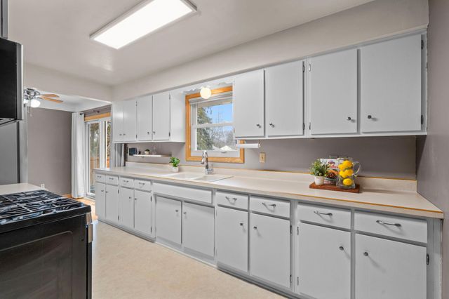 807 Rose Place, Roseville, MN 55113