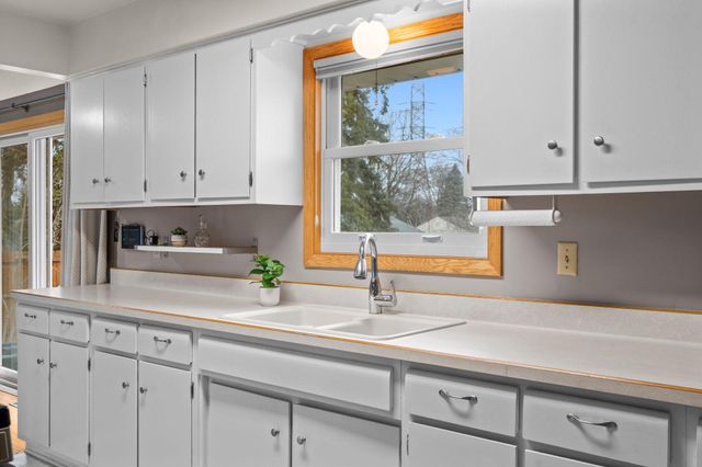 807 Rose Place, Roseville, MN 55113