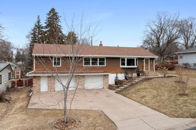 807 Rose Place, Roseville, MN 55113