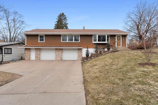 807 Rose Place, Roseville, MN 55113