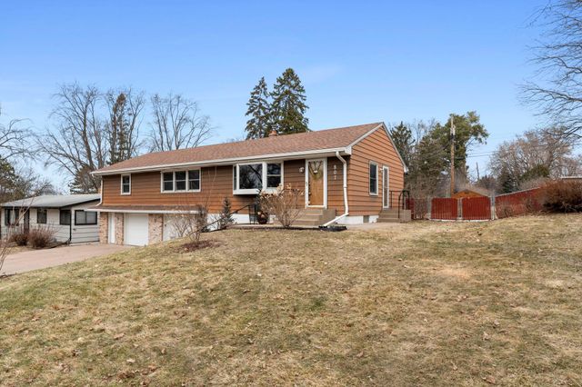 807 Rose Place, Roseville, MN 55113