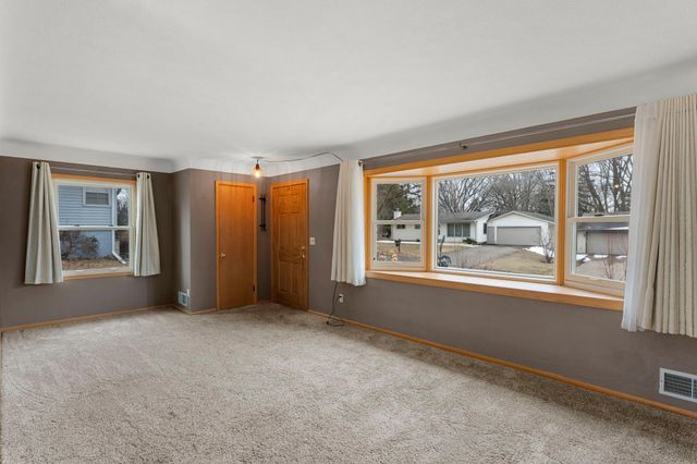 807 Rose Place, Roseville, MN 55113