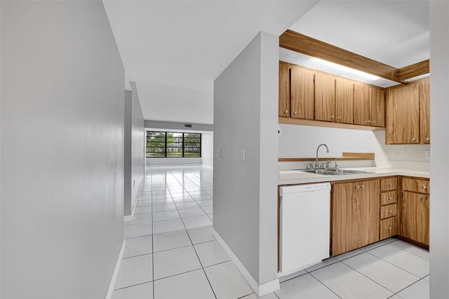 1713 Whitehall Drive 103, Davie, FL 33324