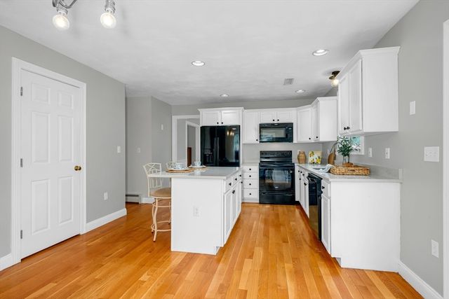 10 Stonehedge Dr, Wilmington, MA 01887