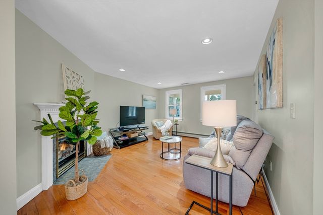 10 Stonehedge Dr, Wilmington, MA 01887