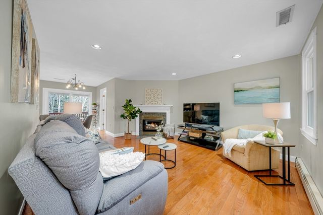 10 Stonehedge Dr, Wilmington, MA 01887