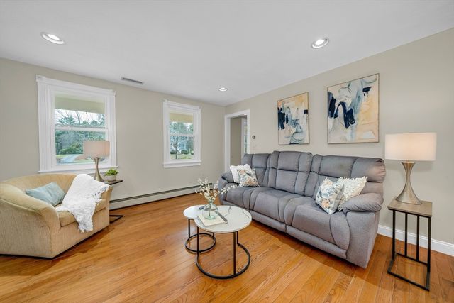 10 Stonehedge Dr, Wilmington, MA 01887