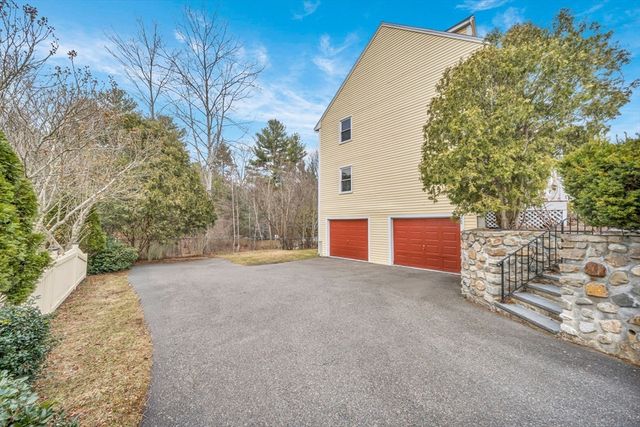 10 Stonehedge Dr, Wilmington, MA 01887