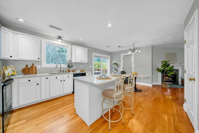 10 Stonehedge Dr, Wilmington, MA 01887