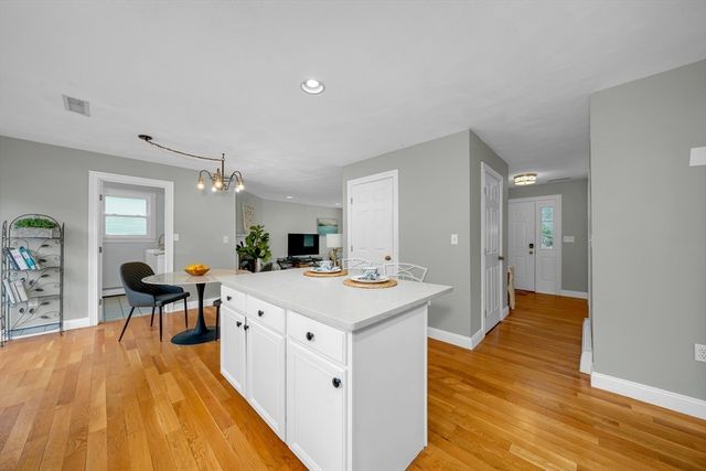 10 Stonehedge Dr, Wilmington, MA 01887