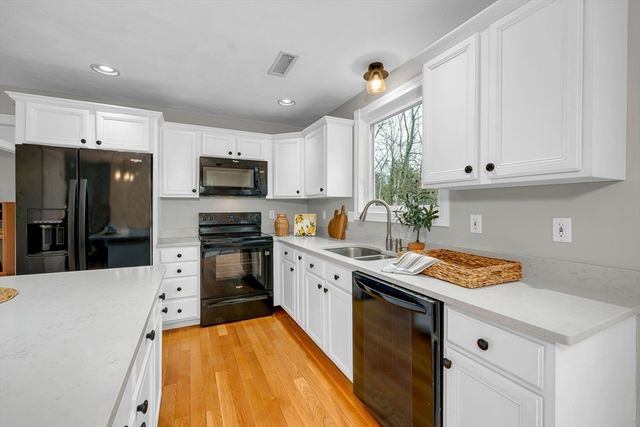 10 Stonehedge Dr, Wilmington, MA 01887