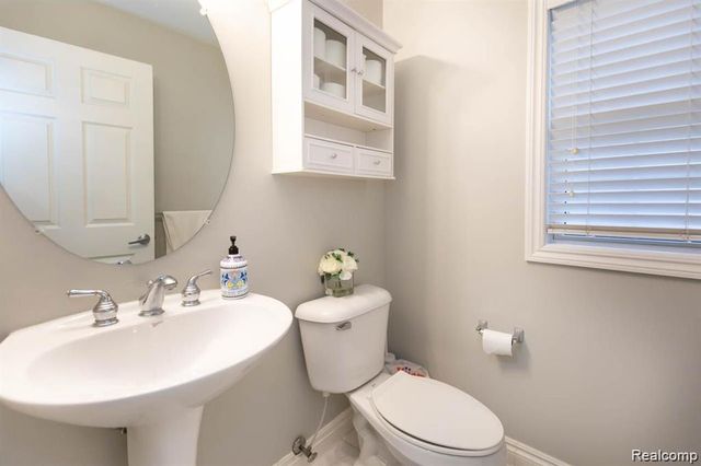 1560 W Lakeview Lane, Canton, MI 48187