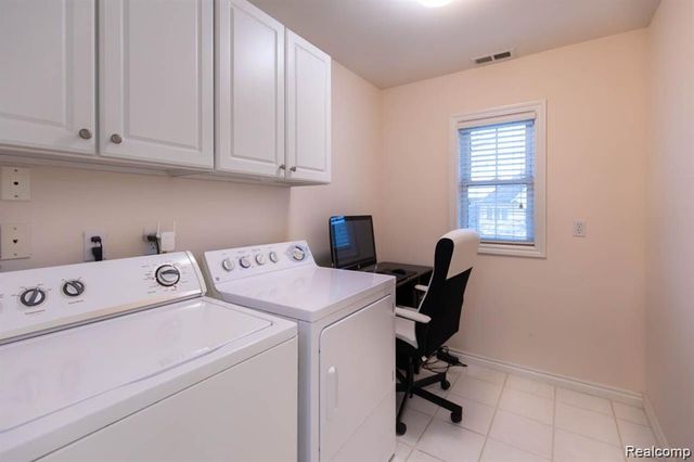 1560 W Lakeview Lane, Canton, MI 48187