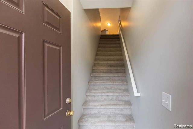 1560 W Lakeview Lane, Canton, MI 48187