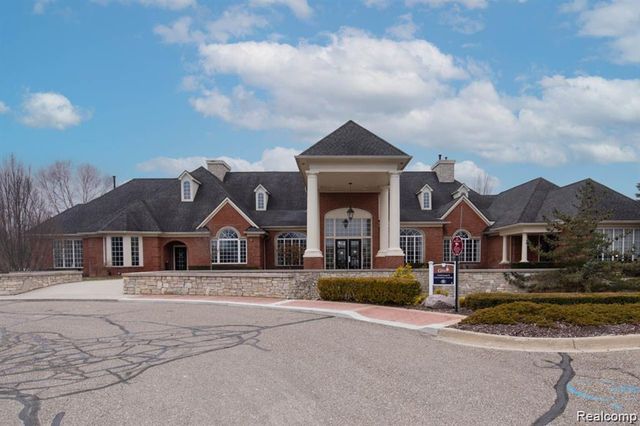 1560 W Lakeview Lane, Canton, MI 48187