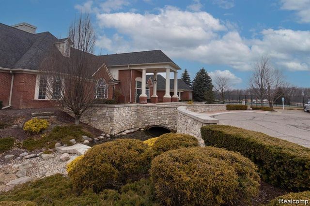 1560 W Lakeview Lane, Canton, MI 48187