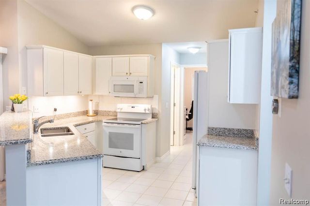 1560 W Lakeview Lane, Canton, MI 48187