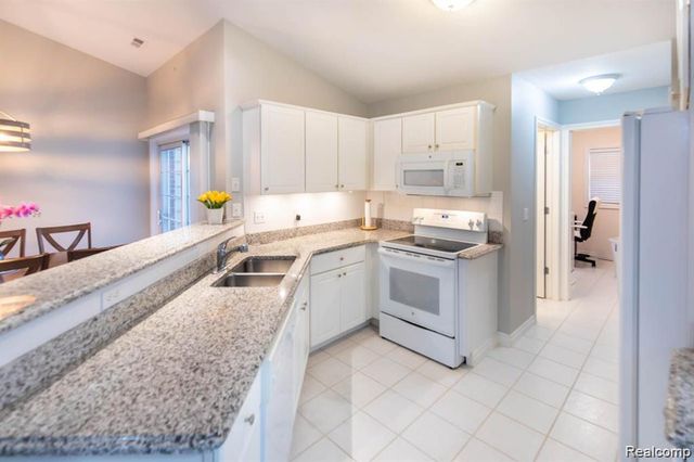 1560 W Lakeview Lane, Canton, MI 48187