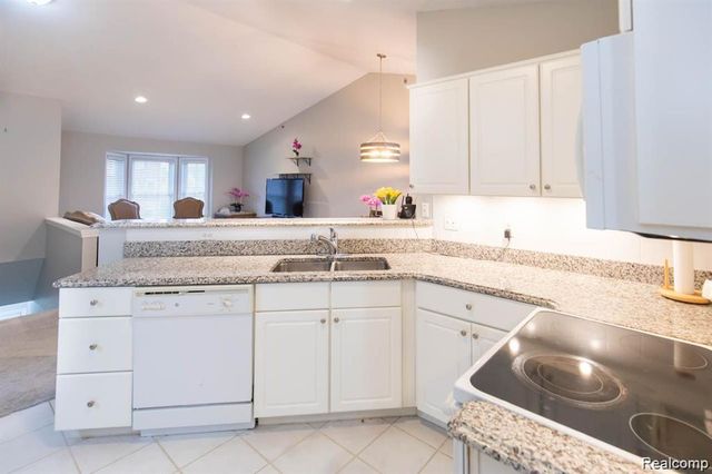 1560 W Lakeview Lane, Canton, MI 48187