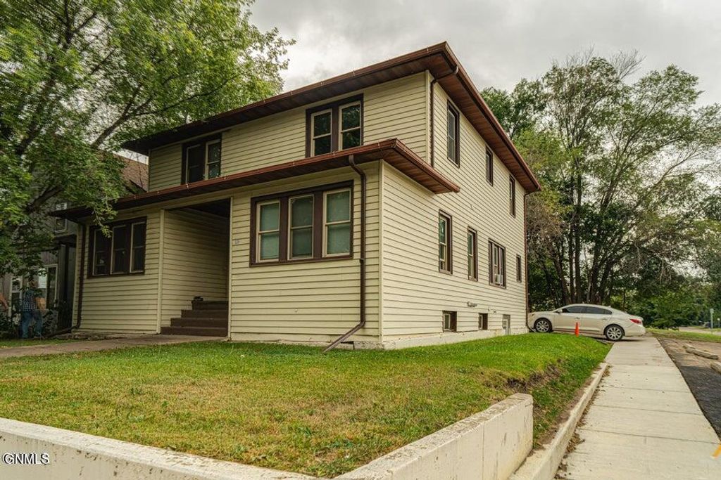 520 9th Street, Bismarck, ND 58501 photo 2