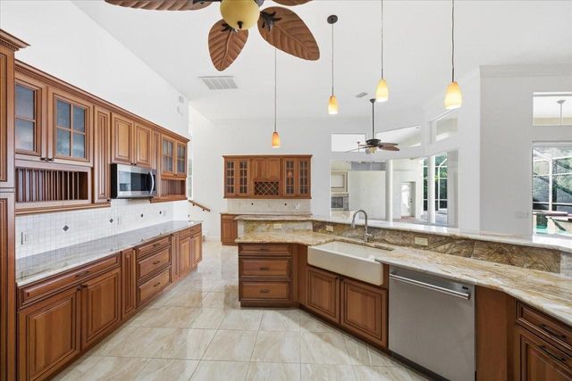 18634 AVENUE CAPRI, Lutz, FL 33558