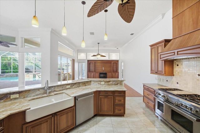 18634 AVENUE CAPRI, Lutz, FL 33558