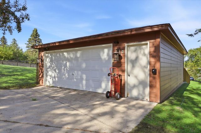 5431 Hilltop Avenue N, Lake Elmo, MN 55042