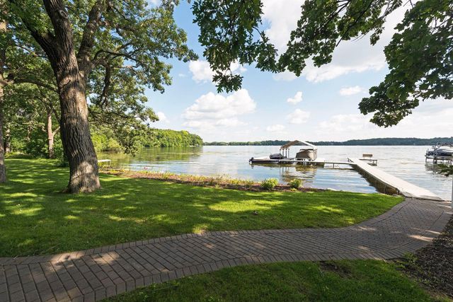 8736 Lake Riley Drive, Chanhassen, MN 55317