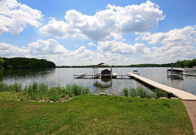 8736 Lake Riley Drive, Chanhassen, MN 55317