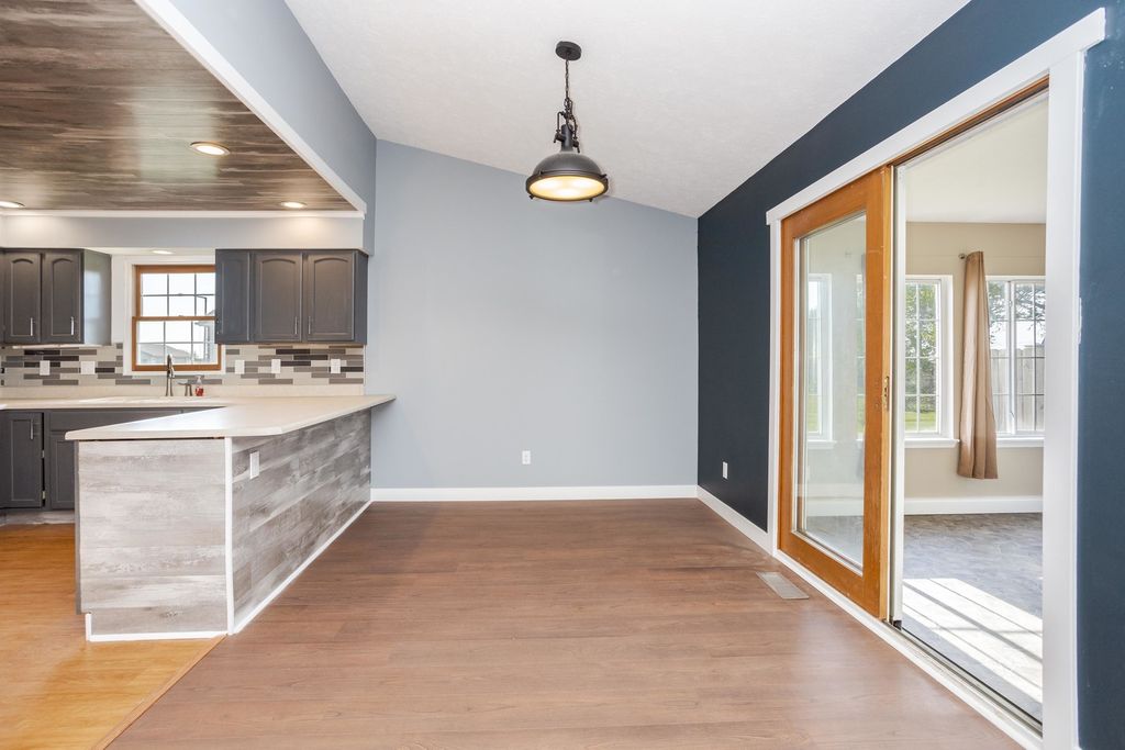 Image 13 of property listing at 507 Lloyd Drive, Dwight, IL 60420