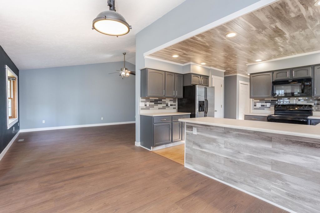 Image 16 of property listing at 507 Lloyd Drive, Dwight, IL 60420