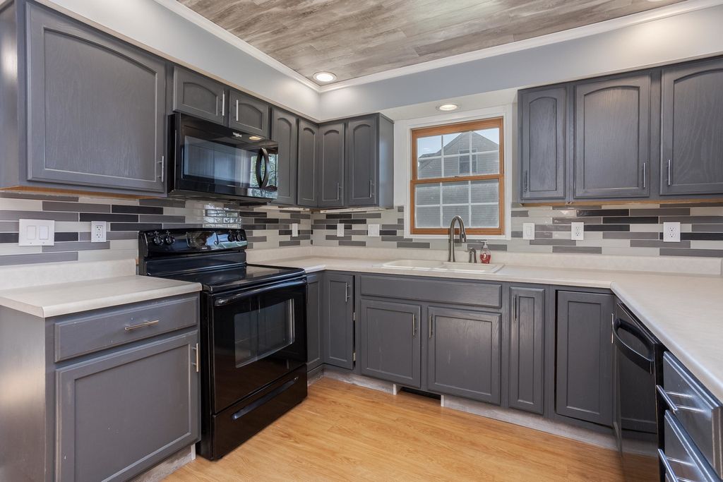 Image 18 of property listing at 507 Lloyd Drive, Dwight, IL 60420