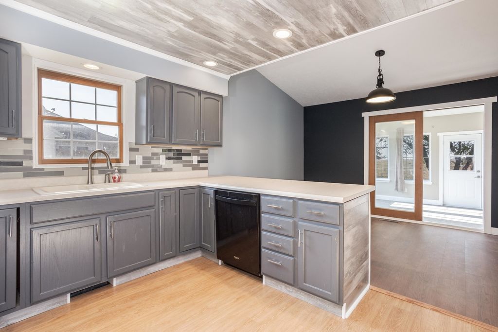 Image 19 of property listing at 507 Lloyd Drive, Dwight, IL 60420