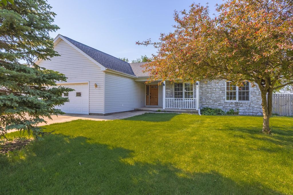 Image 3 of property listing at 507 Lloyd Drive, Dwight, IL 60420