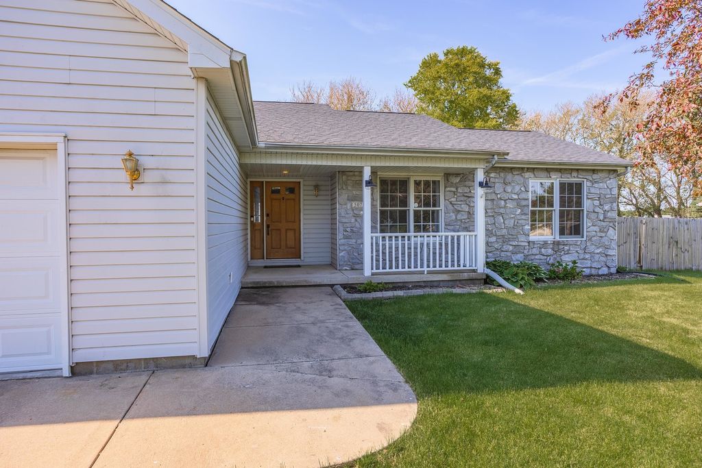 Image 4 of property listing at 507 Lloyd Drive, Dwight, IL 60420