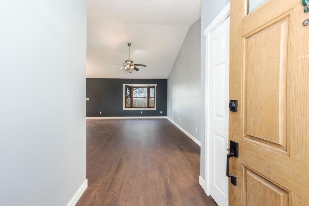 Image 7 of property listing at 507 Lloyd Drive, Dwight, IL 60420