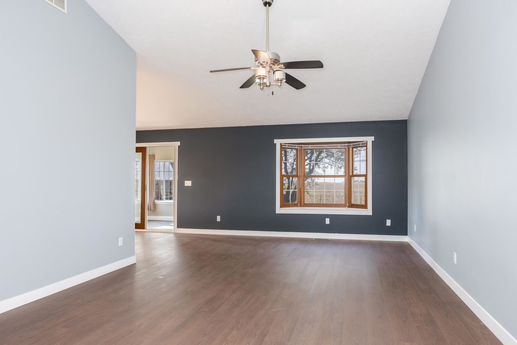 Image 8 of property listing at 507 Lloyd Drive, Dwight, IL 60420